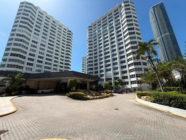 Building Photo - 801 Brickell Bay Dr Unit 765