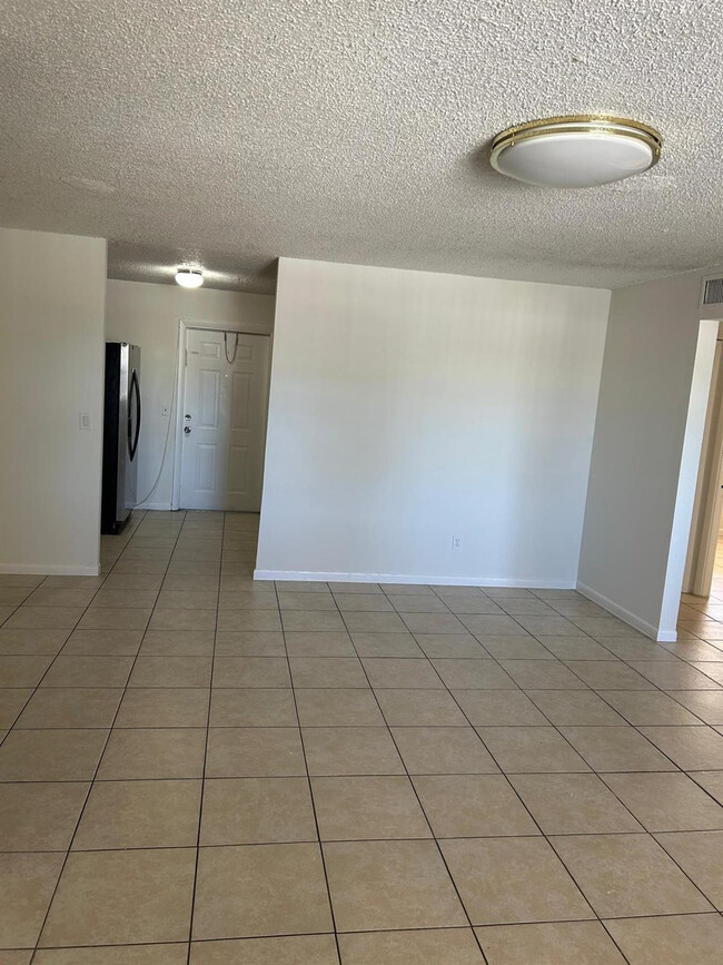 Photo - 850 E Commercial Blvd Unidad 210A