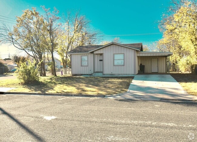 Building Photo - Charming 2 bedroom, 1 bath home with carpo...