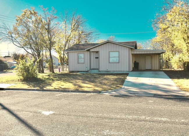 Charming 2 bedroom, 1 bath home with carpo... - Charming 2 bedroom, 1 bath home with carpo...