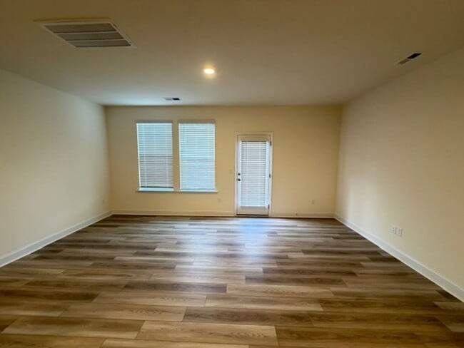 Photo - Mebane / Townhouse