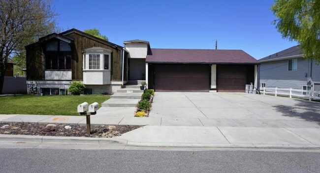 Building Photo - 5256 W 3830 S Unit #A