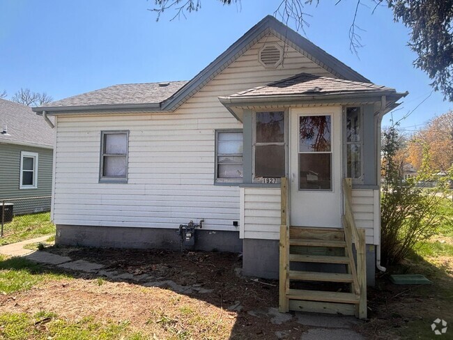 Building Photo - 1 bedroom house, available now