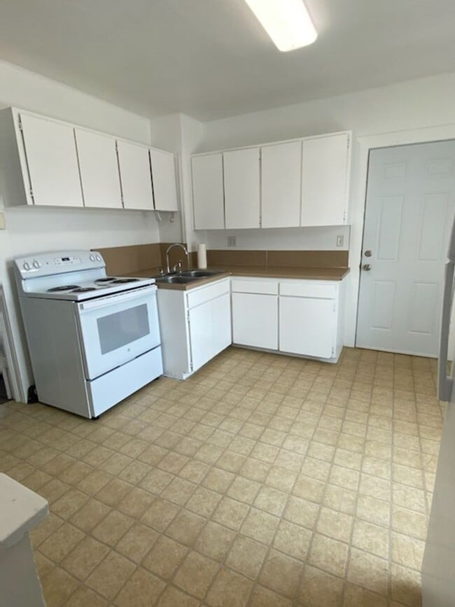 Photo - Charming 3 bed/1 bath home!