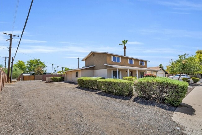 Photo - 6 Bedrooms, 3 Bath,  Pool CLOSE TO ASU (Rural & Broadway)