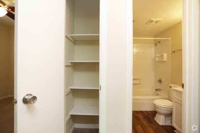 2HAB, 1BA - armario de pasillo - Pinecrest Apartments