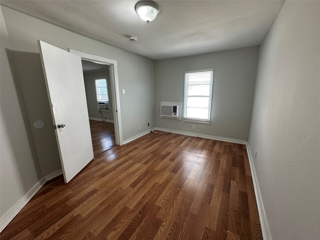 Photo - 4201 Chapman St