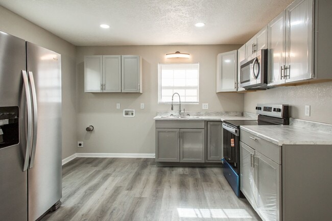 Photo - 301 Fireman St