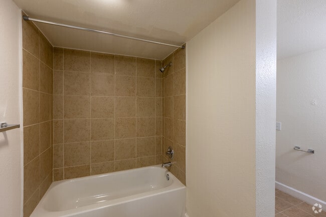 2 habitaciones, 1 baño, 936 pies cuadrados, baño