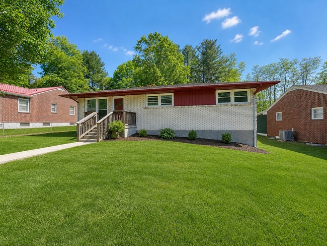Building Photo - Charming Updated Home Near Christiansburg Shopping and Dining