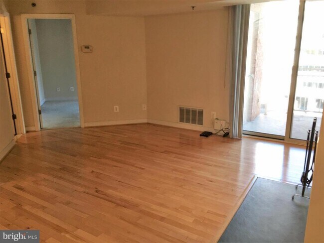 Building Photo - 7500 Woodmont Ave Unit S1011 Rental