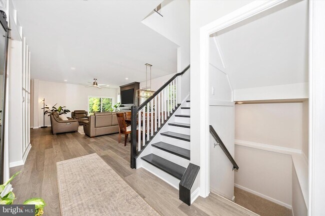 Photo - 700 Bond St