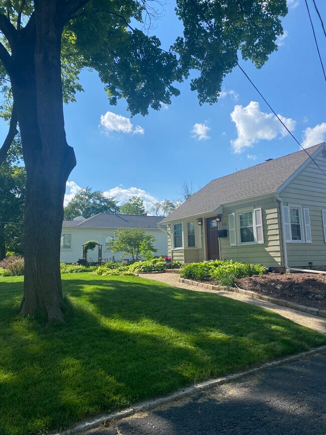 front - 805 Pershing Ave Unidad West Room