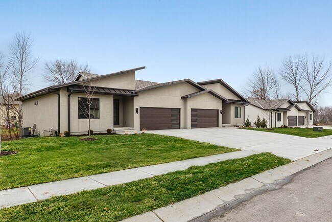 Twin Villa 2-Car Garage - Twin Villa 2-Car Garage Townhome
