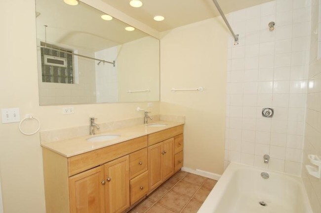 Photo - 3216 N Racine Ave Unidad G