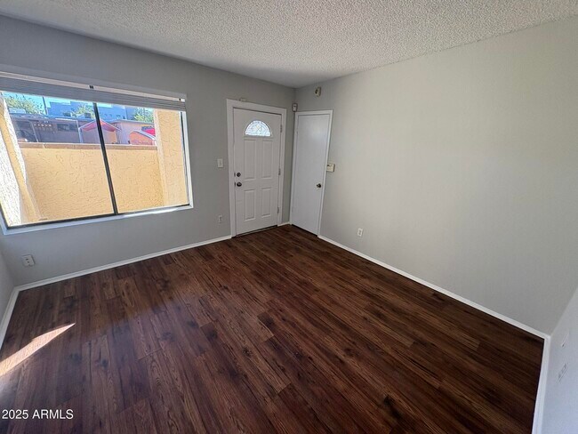 Photo - 1301 W 3rd St Unit 4