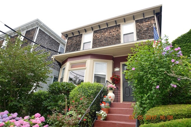 Photo - 616 Thames St Apartments Unit 1