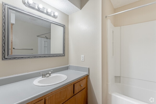 2BR, 2BA - 978SF