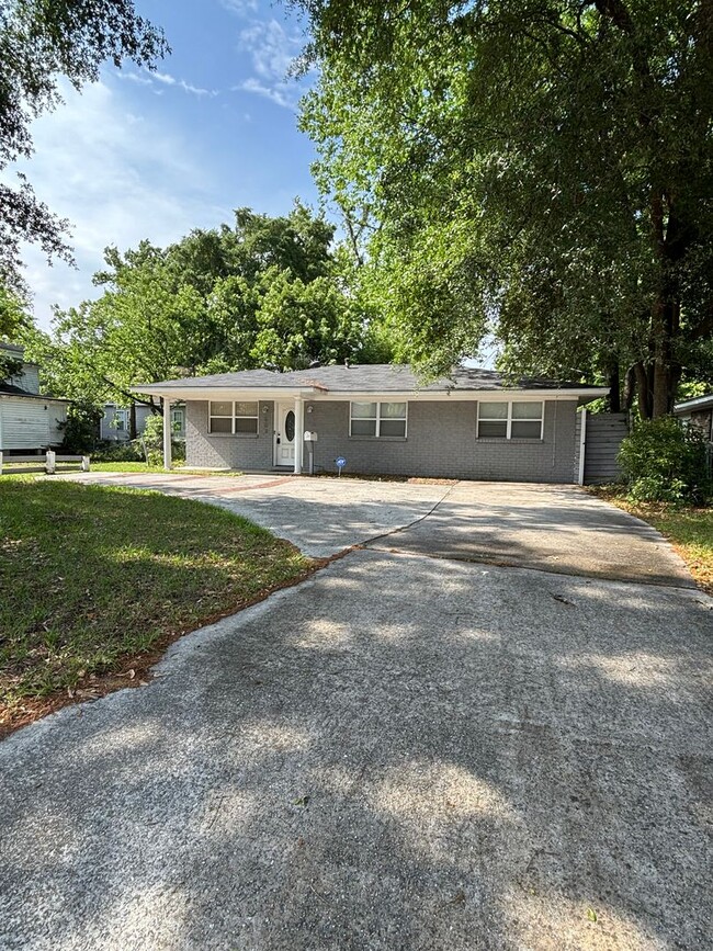 3 Bedroom 2 Bath Home with Privacy Fence A... - 3 Bedroom 2 Bath Home with Privacy Fence A...