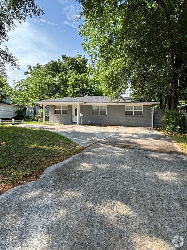 Building Photo - 3 Bedroom 2 Bath Home with Privacy Fence A...