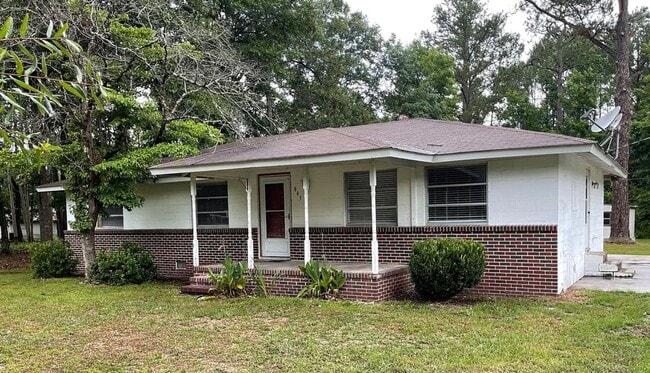 Building Photo - Charming 3-Bedroom 1.5 Bath Cottage-Style ... Rental