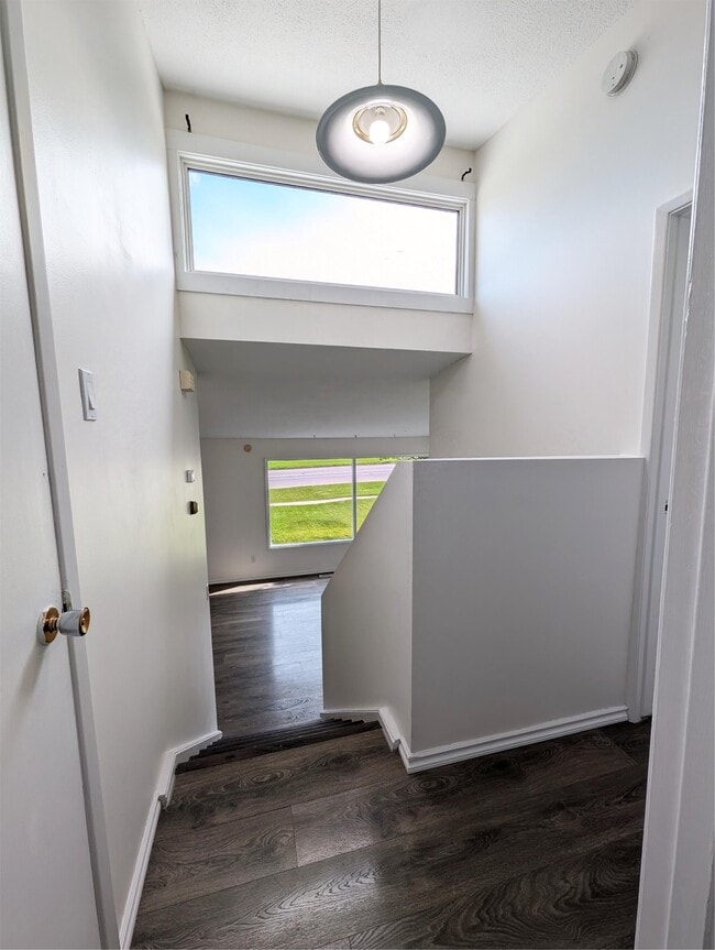 Photo - 852-828 28 St E