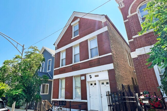Building Photo - 1355 W Walton St Unit 1F
