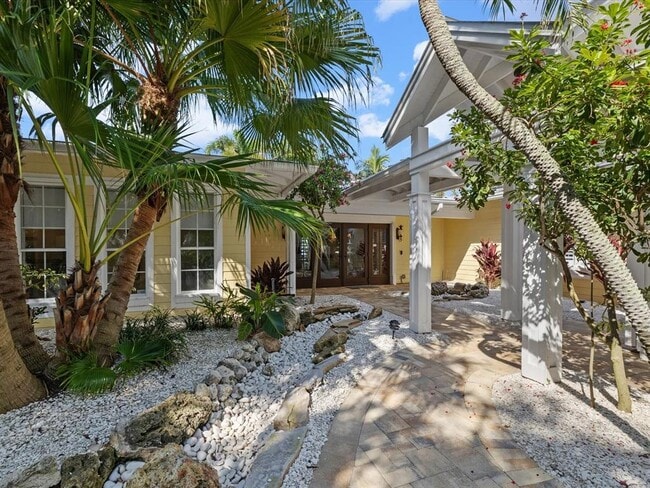 1828 Venetian Point Dr