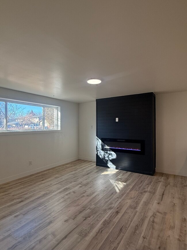 Building Photo - 6828 W Kirkwood Dr Unit Basement Apartment