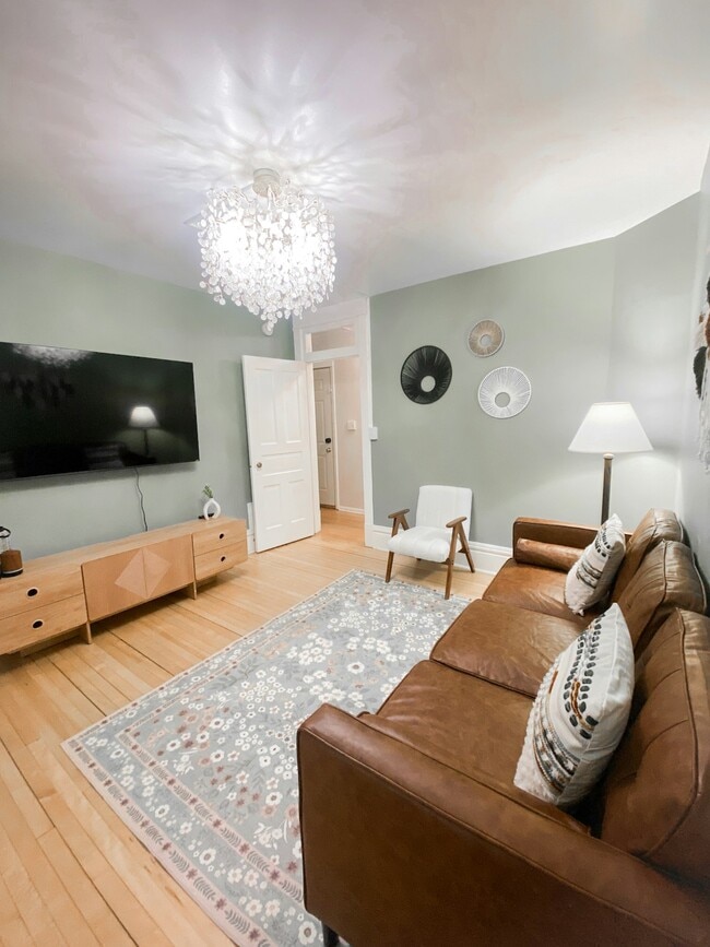 Building Photo - 209 E 3rd St Unit 209 Upper