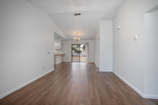 Photo - 142 Cascade St