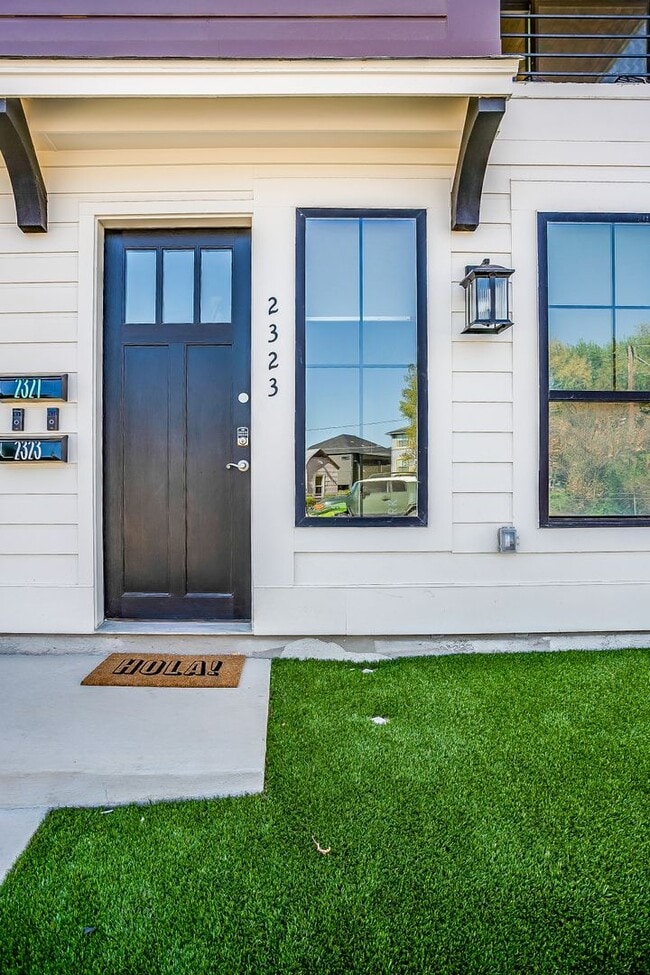 Photo - 2323 Benbrook Blvd Unit Full