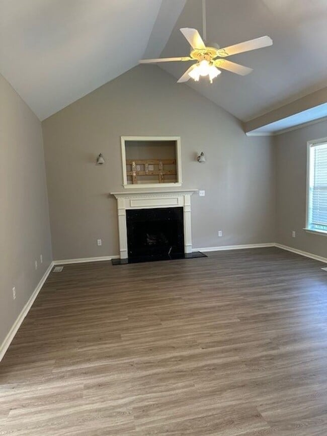 Photo - 305 Towbridge Ln