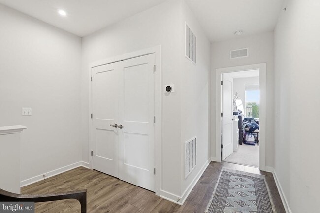 Photo - 20354 Newfoundland Sq