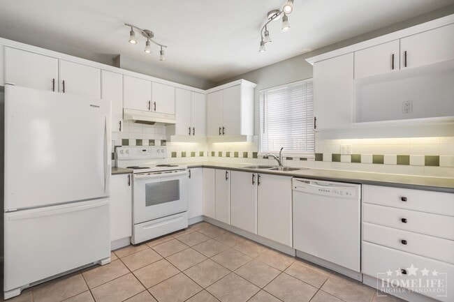 Photo - Spacious Top Floor 2 Bedroom + Den Corner Condo for Rent at Rockport – Langley Unit 305