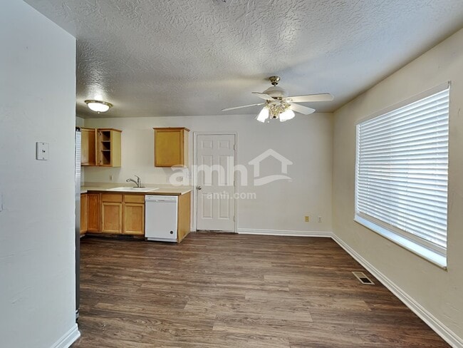 Photo - 651 Saddlebrook Dr