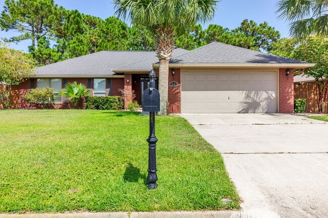 Building Photo - 4 Bedroom in Gulf Breeze!!