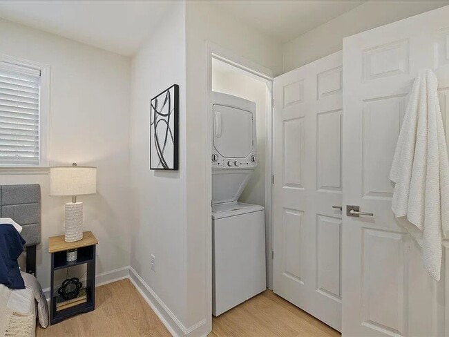 Building Photo - 1309 Hudson Ave Unit 11