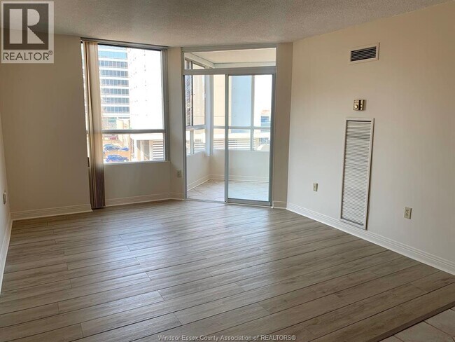 Photo - 75 Riverside Dr E Unité 410