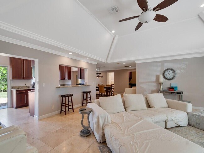527 E Causeway Blvd
