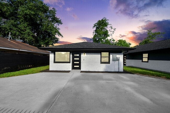 Photo - 6201 Batterson St