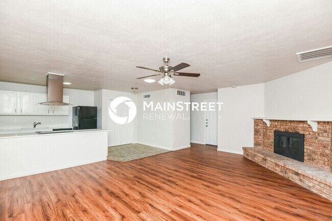 Photo - 3 Bedroom Pet-Friendly Home in Grand Prairie, TX with Main Street Renewal