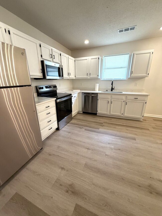 Photo - 3 minutes from campus! 4 bedroom 2 bath house available now!