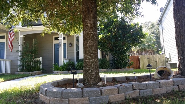 Friendly Neighbors, family atmospheres, children playground. Close to amenities & expressways. - 23619 Twisting Falls Drive