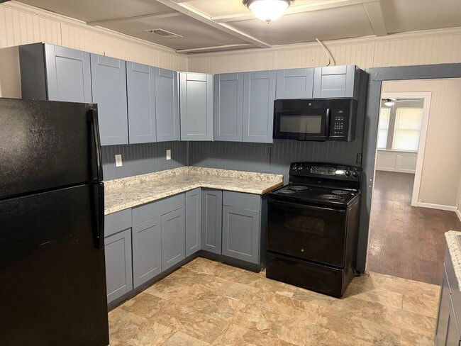 Photo - 3229 Denman St