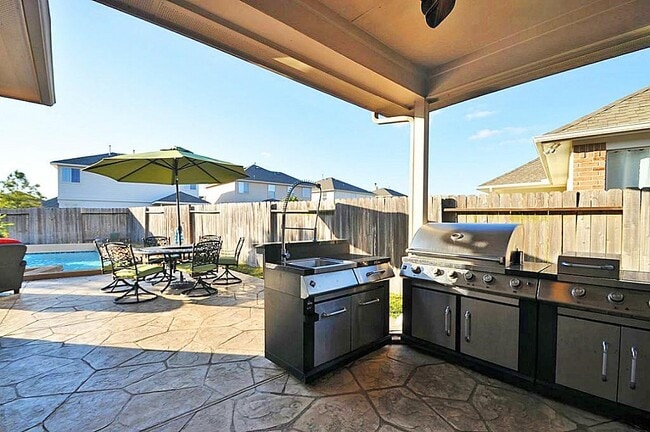 Building Photo - 6454 Applewood Forest Dr