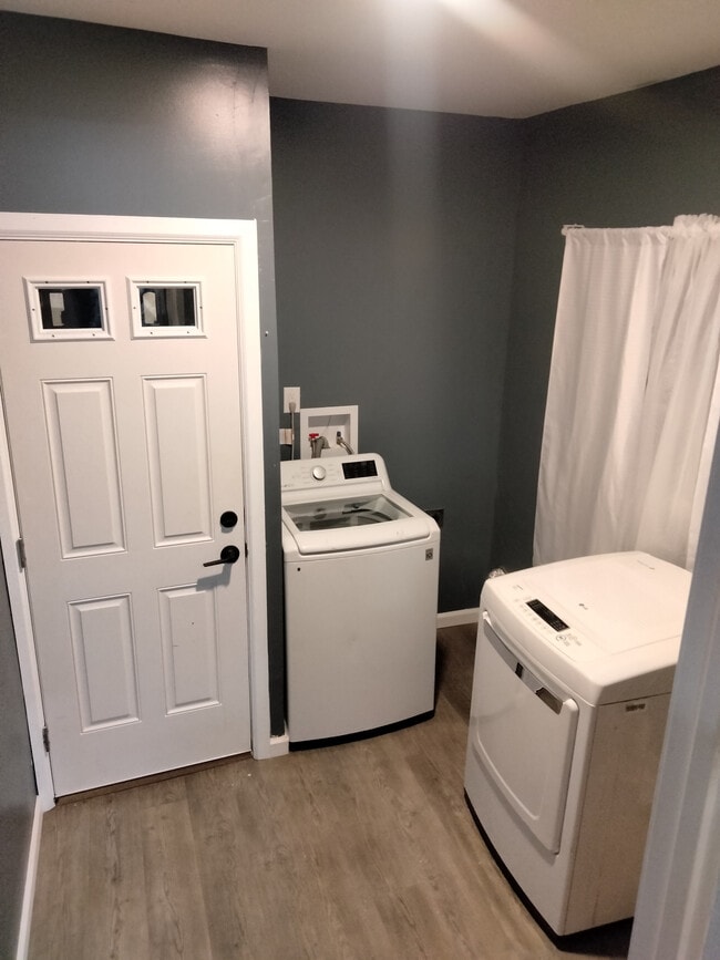 Photo - Room in House on Douglas St