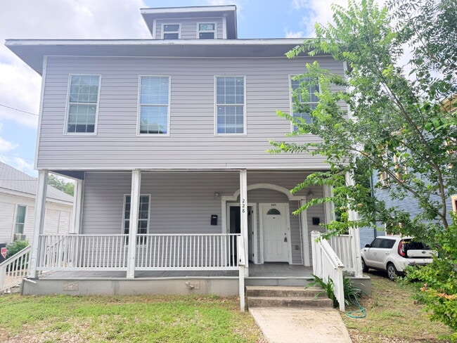 Building Photo - 3 bedroom and 2 bathrooms has newly renovated modern home in Southtown Unit 101