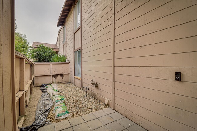 Photo - 5400 Dunsmuir Rd