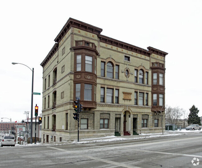 Building Photo - 1305 N Milwaukee St Rental